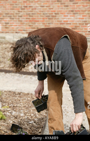 Celebrity giardiniere Dan Pearson lavorando sul nuovo giardino murato a Broughton Hall Foto Stock