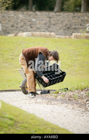 Celebrity giardiniere Dan Pearson lavorando sul nuovo giardino murato a Broughton Hall Foto Stock