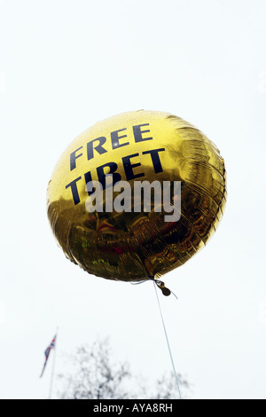 Free Tibet palloncino vola su Londra durante la dimostrazione all arrivo dei Giochi Olimpici 2008 torcia in Londra Foto Stock