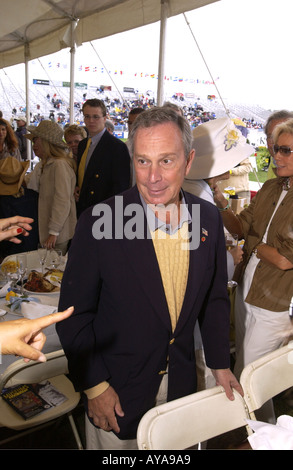 Bridgehampton ny 090102 festeggiamenti sotto la tenda sul Gran Premio di domenica all'Hampton Classic horse show in bridgehampton ny new york city mayor Michael Bloomberg Foto Stock