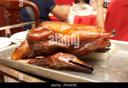 Anatra alla Pechinese prima della scultura a Qianmen Quanjude Roast Duck Restaurant Pechino CINA Foto Stock