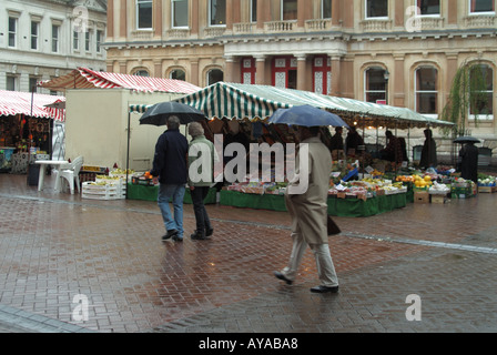 Ipswich shopping nel centro della città in una piovosa giornata di mercato Foto Stock