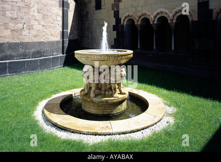 Maria Laach, Abteikirche, Paradies mit Löwenbrunnen Foto Stock