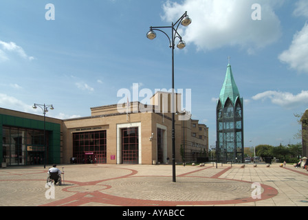 St Martins Square a Basildon nuovo centro città con gli uffici del consiglio & vetro autoportante t Martin's campanile della chiesa Foto Stock