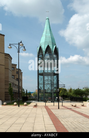 Basildon Essex St Martins chiesa in vetro autoportante Campanile sei di otto sono riutilizzati vecchie campane storiche tutte gettate alla fonderia Whitechapel Bell UK Foto Stock