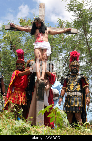 Filippine, Marinduque Isola, Gesù in croce durante l annuale passion play durante il Festival Moriones Foto Stock