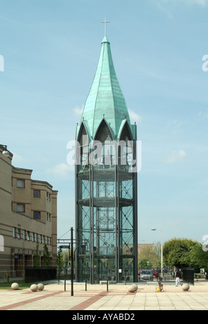 Basildon Essex St Martins chiesa in vetro autoportante Campanile sei di otto sono riutilizzati vecchie campane storiche tutte gettate alla fonderia Whitechapel Bell UK Foto Stock