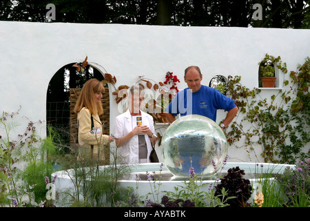 Regno Unito Cheshire Knutsford Tatton Hall RHS Flower Show Tim e Kate Rayners Oasi Al Fresco con Thelma Barlow Foto Stock