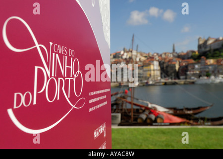 Porto Portogallo segni del famoso vino di Porto produttori linea il lungomare di Vila Nova de Gaia Foto Stock