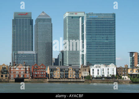 London docklands Thames di Fiume ufficio torri compresi Canada Tower e varie banche con waterside Alloggio residenziale Foto Stock