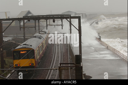 In treno in condizioni atmosferiche estreme Foto Stock