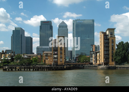 London docklands Thames di Fiume ufficio torri compresi Canada Tower e varie banche con waterside Alloggio residenziale Foto Stock