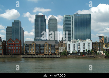 London docklands Thames di Fiume ufficio torri compresi Canada Tower e varie banche con waterside Alloggio residenziale Foto Stock