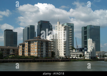 London docklands Thames di Fiume ufficio torri compresi Canada Tower e varie banche con waterside Alloggio residenziale Foto Stock