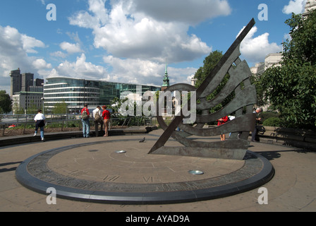 London Tower Hill del tetto della stazione ferroviaria sotterranea utilizzata come uno spazio aperto con meridiana scultura Foto Stock