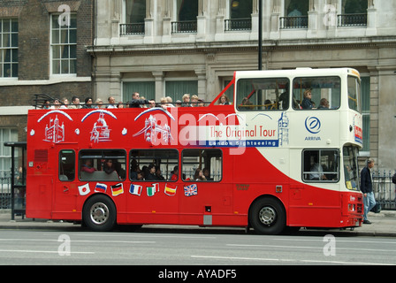 Whitehall di Londra Arriva una società di autobus open top double deck gita turistica in autobus con passeggeri Foto Stock