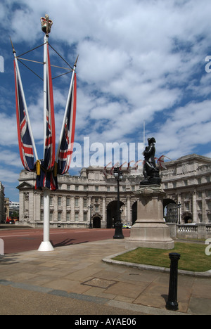 Londra The Mall unione cerimoniale bandiere su pali con Admiralty Arch oltre Foto Stock