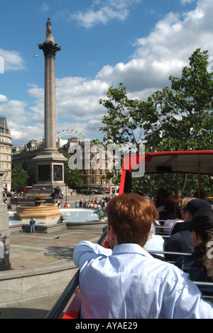 Londra Trafalgar Square di passeggeri a bordo di open top tour bus panoramico visualizzazione Nelsons Column Millennium Wheel lontano Foto Stock