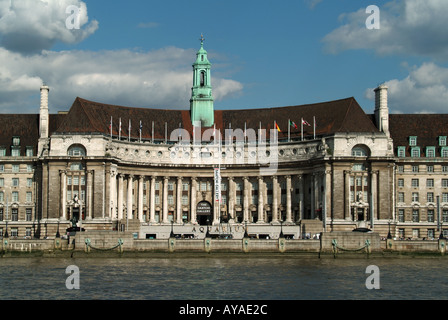 County Hall vecchio maggiore consiglio di Londra London County Council edificio che ora un hotel che alloggia anche un acquario Saatchi Gallery Foto Stock