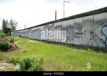 Una sezione originale del muro di Berlino in vista dal 'est' lato in Bernauer Strasse, Berlino. Foto Stock