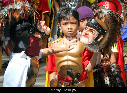 Filippine: bambini in Moriones maschere in occasione dell'annuale festival Moriones Foto Stock