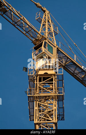Gru da cantiere contro un cielo blu Close Up Foto Stock