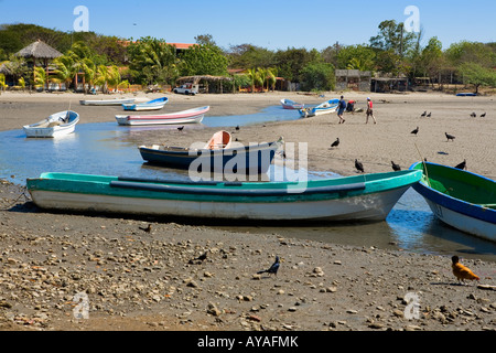 Barche nel porto di bassa marea Las Penitas costa del Pacifico del Nicaragua Foto Stock