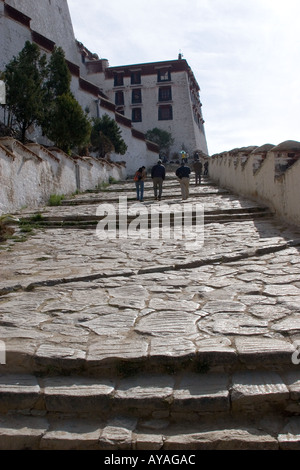 E rampa di gradini che portano fino al palazzo del Potala a Lhasa il Tibet Foto Stock