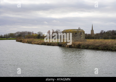 "Fiume Tamigi' Lechlade e 'St Lawrence' Chiesa REGNO UNITO Foto Stock