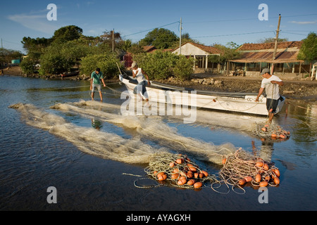 Pescatori tendono le loro reti Las Penitas costa del Pacifico del Nicaragua Foto Stock