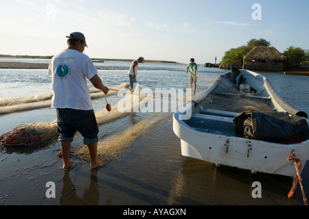 Pescatori tendono le loro reti Las Penitas costa del Pacifico del Nicaragua Foto Stock