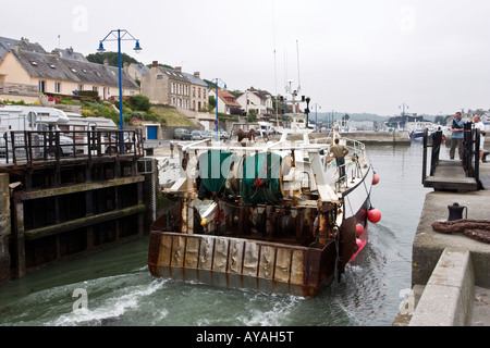 Smerlo draga ritorna alla porta. Port en bessin, Normandia, Francia Foto Stock