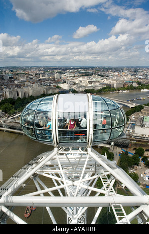 I turisti ad alta su Londra in London Eye Foto Stock