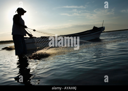 Pescatori tendono le loro reti Las Penitas costa del Pacifico del Nicaragua Foto Stock