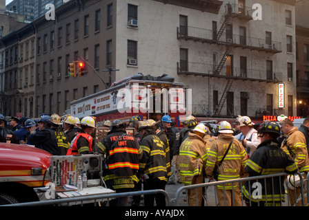 Servizio di emergenza personale a un incidente di costruzione su East 51st St Foto Stock