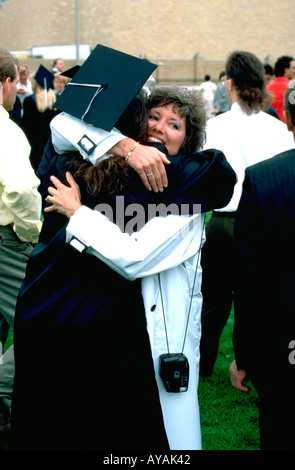 Università di San Tommaso laureato età 21 e mom 45 avvolgente dopo la laurea. St Paul Minnesota USA Foto Stock