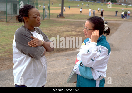 Il coreano La gioventù americana leader e mom età 30 a gioventù gioco di baseball. Dunning campo St Paul Minnesota USA Foto Stock