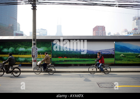 Scena di strada con i cartelloni in Shanghai Foto Stock