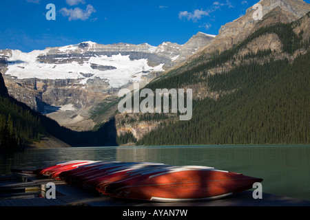 Canoe sul dock presso il Lago Louise e nel Parco Nazionale di Banff, Alberta, Canada Foto Stock