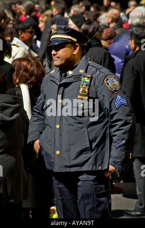 Un sergente di polizia a Easter Parade sulla Quinta Avenue in New York City Foto Stock