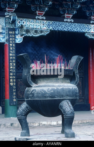 Treppiede bruciatore di incenso, Tempio di Yuantong, Kunming, Yunnan, Cina Foto Stock