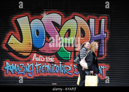 Pubblicità per Giuseppe e la sorprendente Technicolor Dreamcoat dipinta su otturatore in The Strand Londra Foto Stock