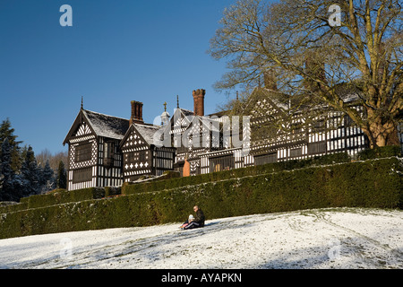 Regno Unito Cheshire bramhall stockport Park Bramall Hall in inverno padre e figlia slittino dopo la caduta di neve Foto Stock