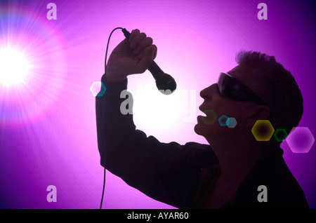 Uomo cantano con microfono in un' attitudine sleaze night club Foto Stock