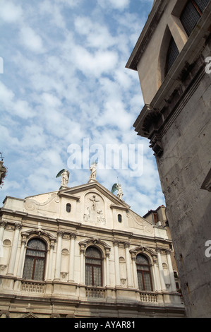 La facciata del ricostruito teatro La Fenice di Venezia. Foto Stock