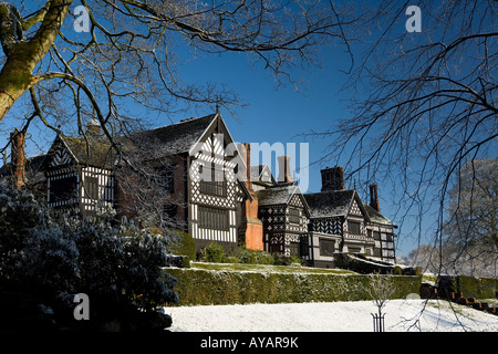 Regno Unito Cheshire bramhall stockport Park Bramall Hall in inverno dopo la caduta di neve Foto Stock