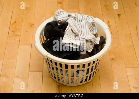 Lavanderia in plastica paniere pieno con panni sporchi Foto Stock