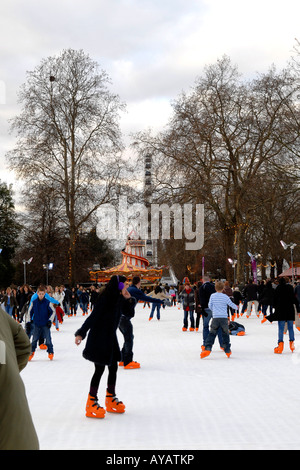 Il Winter Wonderland luna park in Hyde Park , il pattinaggio su ghiaccio artificiale rink Foto Stock