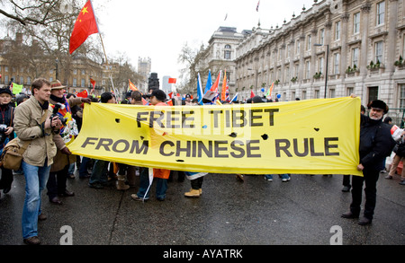 Il Tibetano Potesters con banner in Free Tibet dimostrazione contro le Olimpiadi di Londra REGNO UNITO Europa Foto Stock