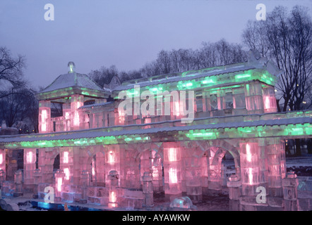 Barca di ghiaccio scultura illuminata internamente al crepuscolo, ghiaccio durante la festa delle lanterne, Harbin, Cina, Gennaio Foto Stock